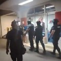 Povređen policajac tokom protesta u Novom Sadu: Demonstranti topovskim udarima gađali prostorije SNS