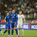 Srbija deklasirana od Engleske: Petarda na „Rajku Mitiću“ i zvižduci za Stojkovića