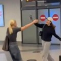 Hana Ikodinović se vratila u Srbiju: Nataša Bekvalac je čekala na aerodromu, evo šta kaže o njenom školovanju