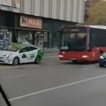 (Video) Otpao točak s autobusa, pa „prošišao“ prometnom saobraćajnicom Neobična i opasna scena u niškom naselju Durlan…