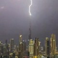 Snimljen direktan udar groma u Burdž Kalifu! Još jedno "zlosutno znamenje": Nebo se otvorilo, sve puca, munje obasjale grad…