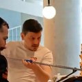 (Paparaco) Naš muzičar otvorio restoran, pica majstor mu dao otkaz. Zasukao rukave, on sprema hranu za goste u piceriji