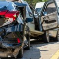 Jeziva nezgoda u blizini Mostarske petlje: Sudarila se tri automobila i autobus, dve osobe povređene