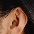 Ne prestaje da vam zuji u ušima? Naučnici imaju novo objašnjenje misterije koju već pola veka čuju ljudi širom sveta! Evo da…