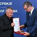 Vučić posthumno odlikovao Milovana Jovanovića, otac vojnika stradalog u Libanu primio orden