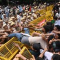 Sukobi na protestima u Nju Delhiju – desetine hiljada demonstranata traže ostavku ministra prosvete