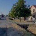 (Foto, video) Jezivi prizori na mestu nesreće u Šimanovcima! Auto na krovu nakon stravičnog sudara, staklo i delovi na putu…