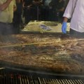 Novi rekord na Roštiljijadi: Leskovčani napravili pljeskavicu od 90 kilograma i 500 grama