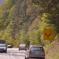 (Foto) Veliki zastoj na putu ka Iriškom vencu! Prikolica se otkačila od kamiona, vozačima se savetuje da koriste alternativne…