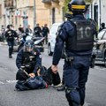Francuska suspendovala upotrebu šok-bombi! Odluka doneta nakon što je učeniku (15) razneta šaka tokom srednjoškolskih protesta…