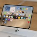 Prvi savitljivi iPhone pušten u prodaju: Redovi ispred radnji, ali tu je i veliki problem