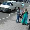 Obratite pažnju na ženu u tirkiznoj haljini: Sigurnosna kamera uhvatila herojski čin - dva sumnjivca pratila devojčicu (11)…