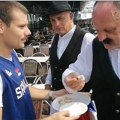 "Mi smo u četiri reprezentacije na svetu, ljudi!": Lala uz hleb i so poslao poruku svim Srbima s Mundobasketa