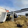 Avion prinudno sleteo u polje u Rusiji: U njemu bilo 170 ljudi, među njima 23 dece