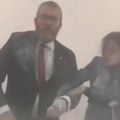 Neviđen skandal u parlamentu poljske: Poslanik dograbio aparat za gašenje požara i pogasio sveće na menori (video)