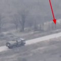 Ukrajinski dron napao na rusku vojnu tehniku - Precizan pogodak, vojnici izleteli i krenuli da beže (video)