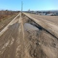 Staza na nasipu do Futoga i dalje nebezbedna za bicikliste, automobili opasni i nanose blato