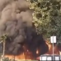 Prvi snimci stravičnog požara na Novom Beogradu: Vatra se širi do sedmog sprata zgrade, izgorela tri automobila