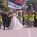 (VIDEO) Mladenci na protestu u Požarevcu