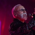 "Nagovarao sam je da se venčamo" Dino Merlin publici na koncertu priznao za čim žali "Pekla me je savest..."