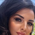 (Foto) na stolu rakija, a ona u čipkanoj bluzi: Milena Popović pokazala kako uživa, provirila i tetovaža