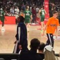 Ovaj prizor iz arene je oduševio sve! Šetao je parketom, a njegov osmeh je veliki koliko i pobeda Crvene zvezde!