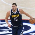 Delio nestvarne asistencije, skakao, šutirao koliko je trebalo... Ovo su najbolji potezi Nikole Jokića sa meča Denver -…
