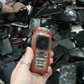 Potrebno je 500 godina da se razgradi baterija mobilnog telefona: Videli smo kako izgleda proces koji bi mogao da promeni sve