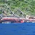 Drama u jednom od omiljenih letovališta Srba: Potonuo turistički brod, ljudi skakali u more da se spasu