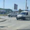 Sudar automobila i kombija kod OMV pumpe u Leskovcu, jedna osoba povređena