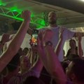 Ovo je letnja slika: Boban Rajović uprkos nevremenu do kraja održao nastup na crnogorskom primorju (foto)