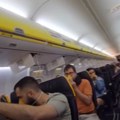 Horor na letu iz snova! Letelica iznenada propala kroz oblake: Krvavi putnici izlazili u kolicima, među povređenima i beba!