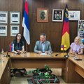 Žarić Kovačević podelila 820 paketića za đake prvake u Vranju i Surdulici