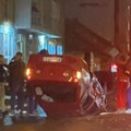 Auto prevrnut nasred kolovoza, delovi stakla rasuti po putu: Jeziv prizor sa ulice u Novom Sadu