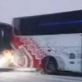 Jezivi snimak lančanog sudara u Turskoj: Pogledajte kako se autobus zakucao u drugo vozilo i gura ga po putu! Video