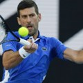 Stvarno je to uradio usred meča! Novak Đoković zapanjio publiku na Australijan openu (video)