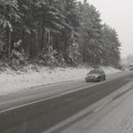 Na pojedinim deonicama puteva ima snega, ne kretati na put bez zimske opreme