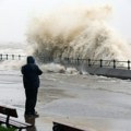 Nije mu bilo spasa: Užasna nesreća na Tenerifima, turista slikao ogromne talase tokom oluje, pa upao u more