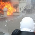 Haos ispred albanskog parlamenta Izbili nemiri, policija bacila suzavac