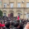 Opozicija nasrnula na policiju! Demonstranti pokušali da upadnu u parlament, nekoliko aktivista uhapšeno!