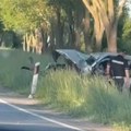 Jedna osoba poginula, automobil uništen: Saobraćajna nesreća na putu Sombor - Apatin (foto)