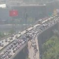 Maltretiranje građana od ranog jutra, ceo grad stoji Ljudi besni, izlaze iz prepunih autobusa i nastavljaju peške (foto)