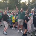 Veliki broj Škota u Humskoj, razmenjuju se šalovi i pevaju pesme