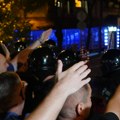 Žandarmerija zaustavila građane koji su krenuli ka prostorijama SNS-a na Novom Beogradu, bačena baklja na demonstrante