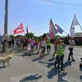 Kragujevčani pešače do Knića na protest (FOTO)