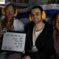 Alon Ohel helikopterom prevezen u bolnicu u rukama drži tablu sa porukom evo šta na njoj piše (foto)