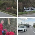 Jeziv udarac u drvo: Od automobila kod Obrenovca nije ostalo ništa, vozač teško povređen u stravičnom udesu!