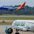 Avion usmrtio pešaka na pisti u Denveru, izbio požar na motoru, putnici evakuisani