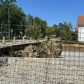 Zbog pucanja azbestne vodovodne cevi obrušio se potporni zid uz trotoar, deo Ulice Kralja Milana IV u Kragujevcu zatvoren za…