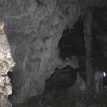 Jedna od najlepših pećina u Srbiji! Ima 12 dvorani, puna je nakita, a lik u stenama izaziva strah ili oduševljenje